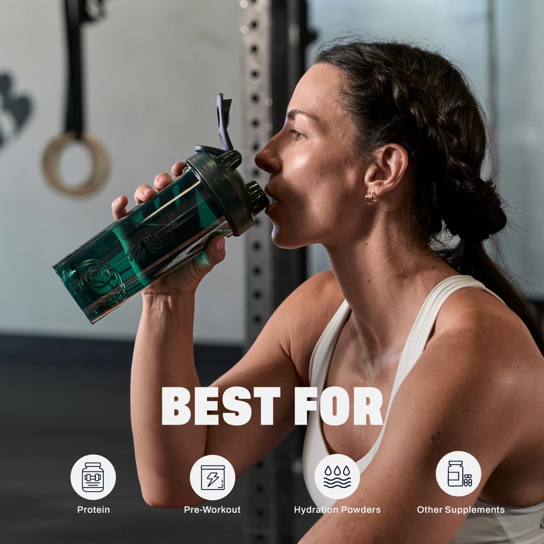 BlenderBottle boca ancha con scoop e ingredientes facilitando añadir polvos