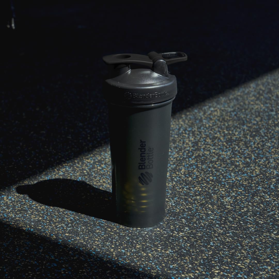 BlenderBottle comparación de tamaño junto a una mano para escala práctica
