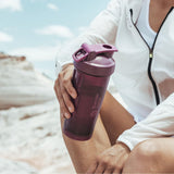 Comparación de tamaño de la BlenderBottle Classic V2 en la mano mostrando portabilidad