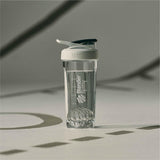 BlenderBottle comparación de tamaño en manos para visualizar capacidad 24 oz