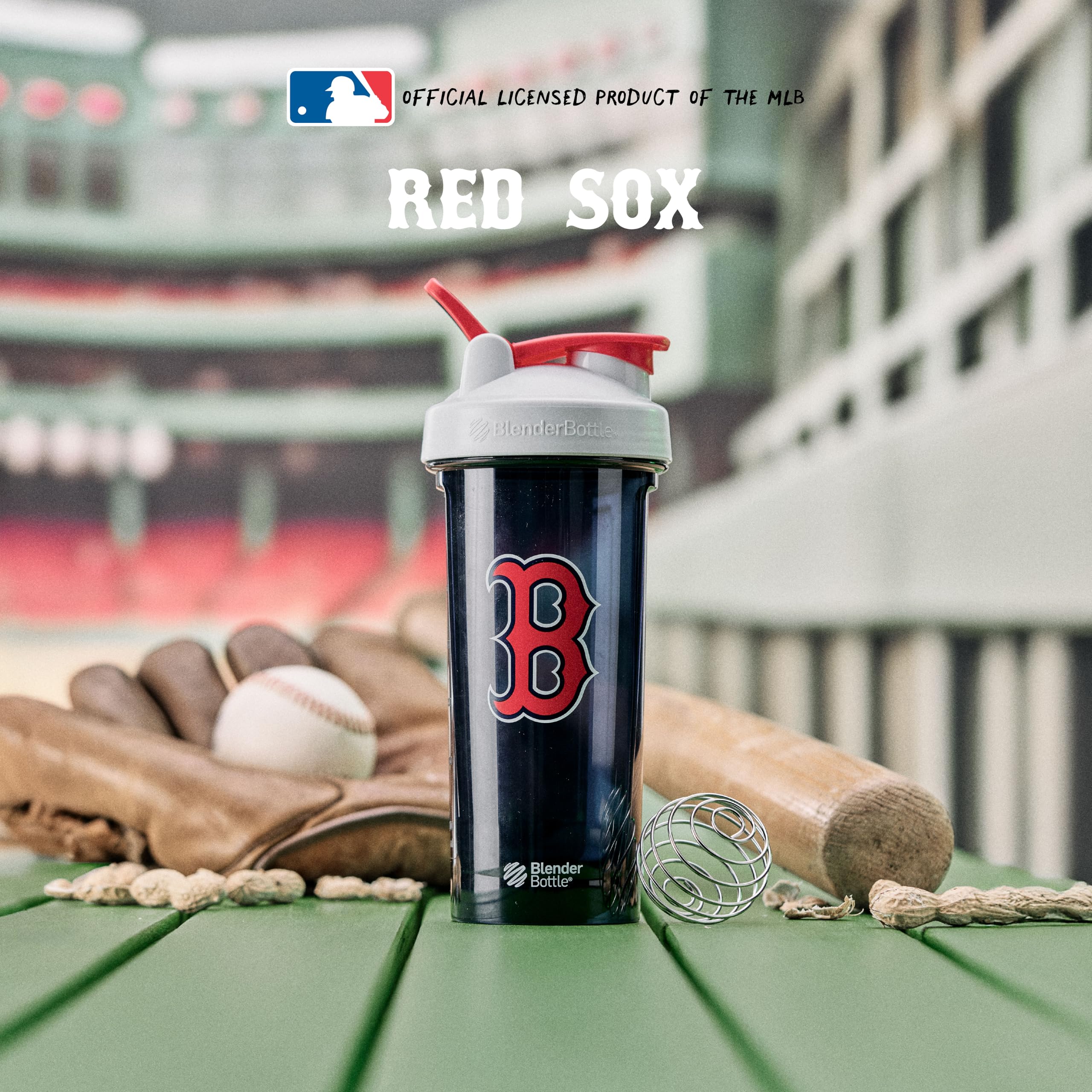 BlenderBottle junto a un vaso para comparar tamaño y compatibilidad con portavasos