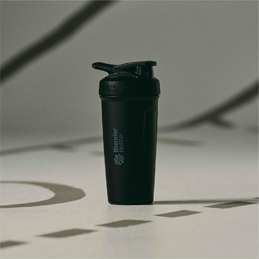 BlenderBottle junto a botella estándar, evidencia de capacidad 24 oz