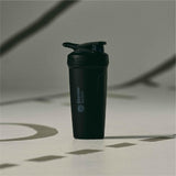 BlenderBottle junto a botella estándar, evidencia de capacidad 24 oz