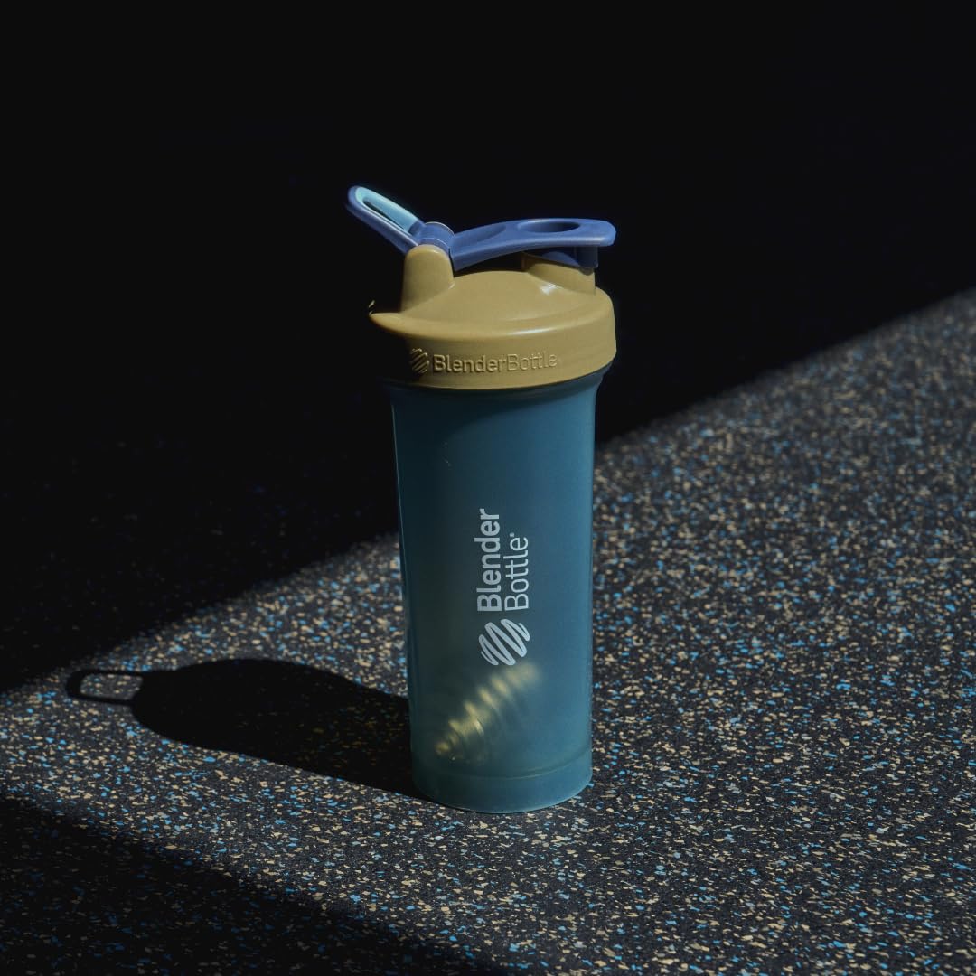 BlenderBottle comparada con botella estándar para visualizar tamaño