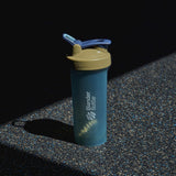 BlenderBottle comparada con botella estándar para visualizar tamaño