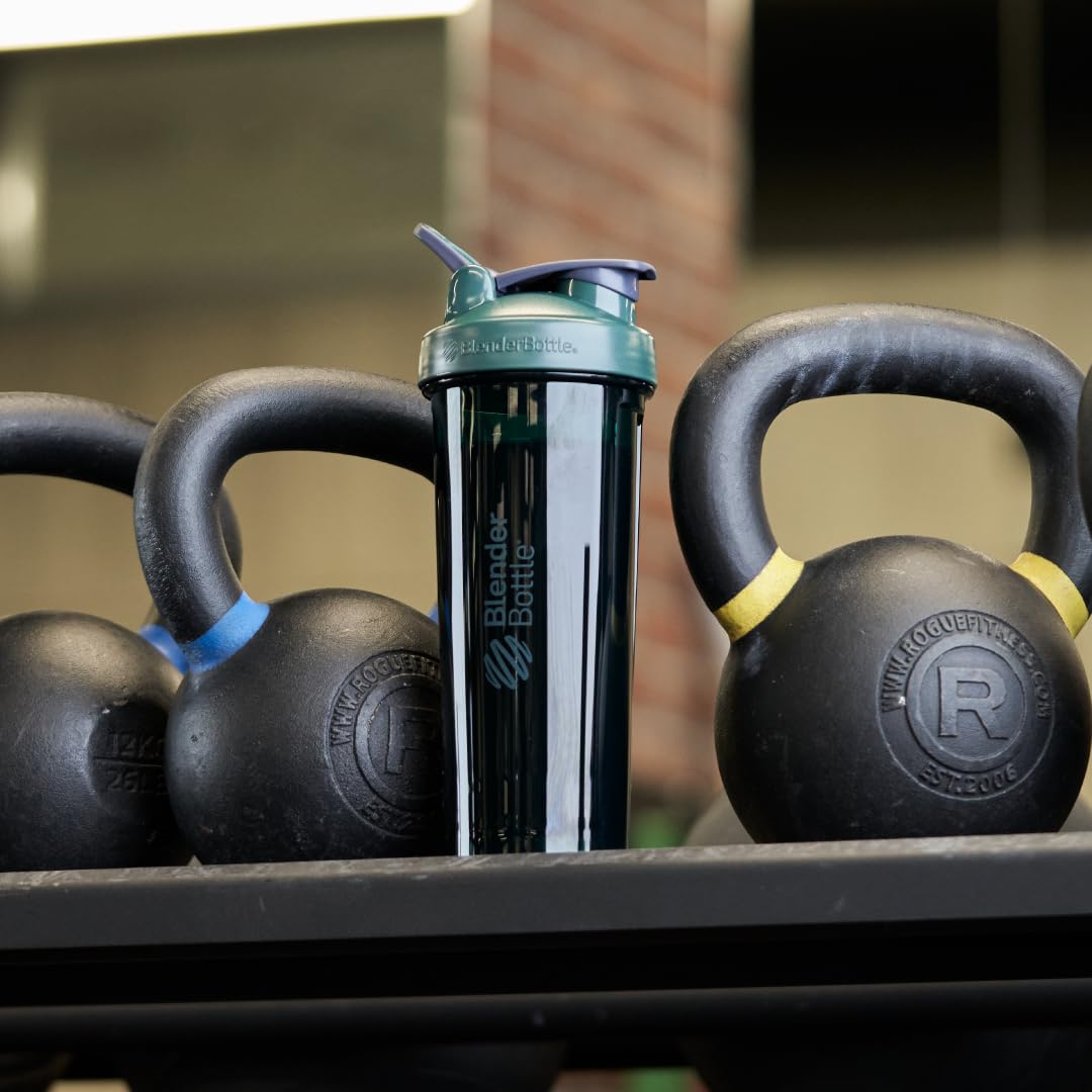 BlenderBottle al lado de taza para demostrar compatibilidad con portavasos