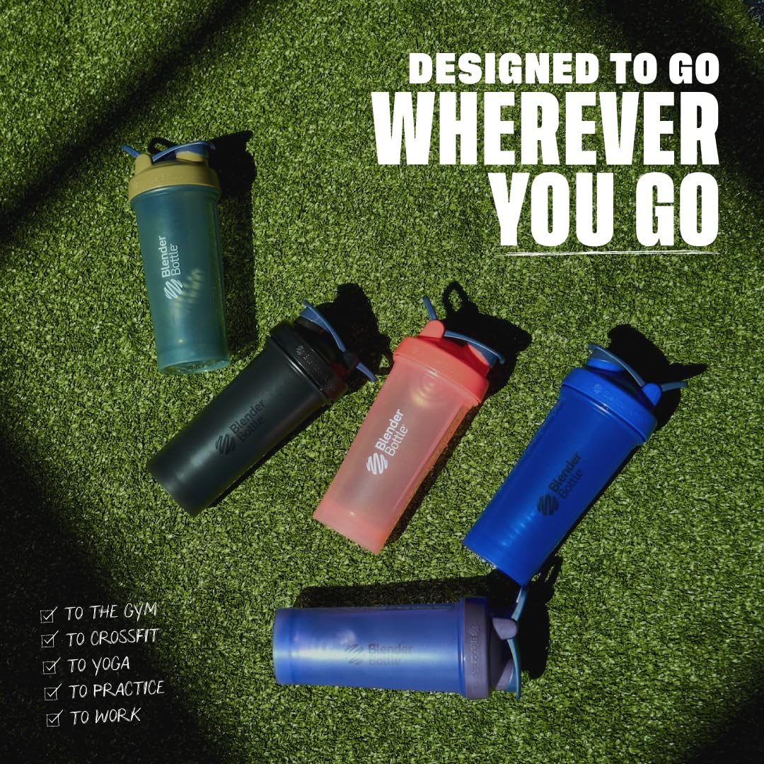 BlenderBottle junto a una mano para mostrar escala y capacidad portátil