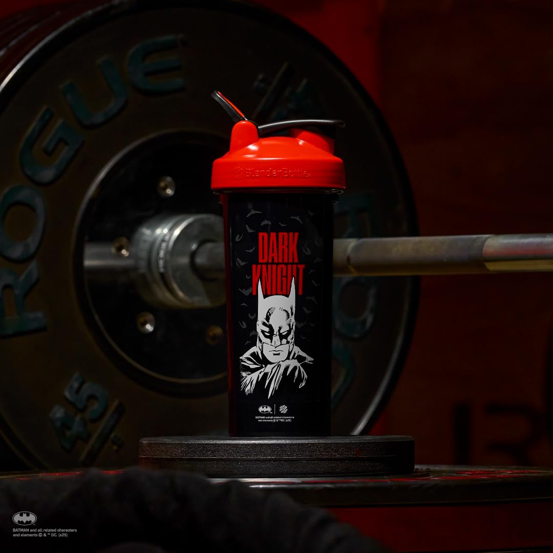 BlenderBottle DARK KNIGHT en uso en gimnasio, transportar y beber fácilmente
