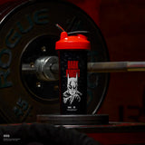BlenderBottle DARK KNIGHT en uso en gimnasio, transportar y beber fácilmente
