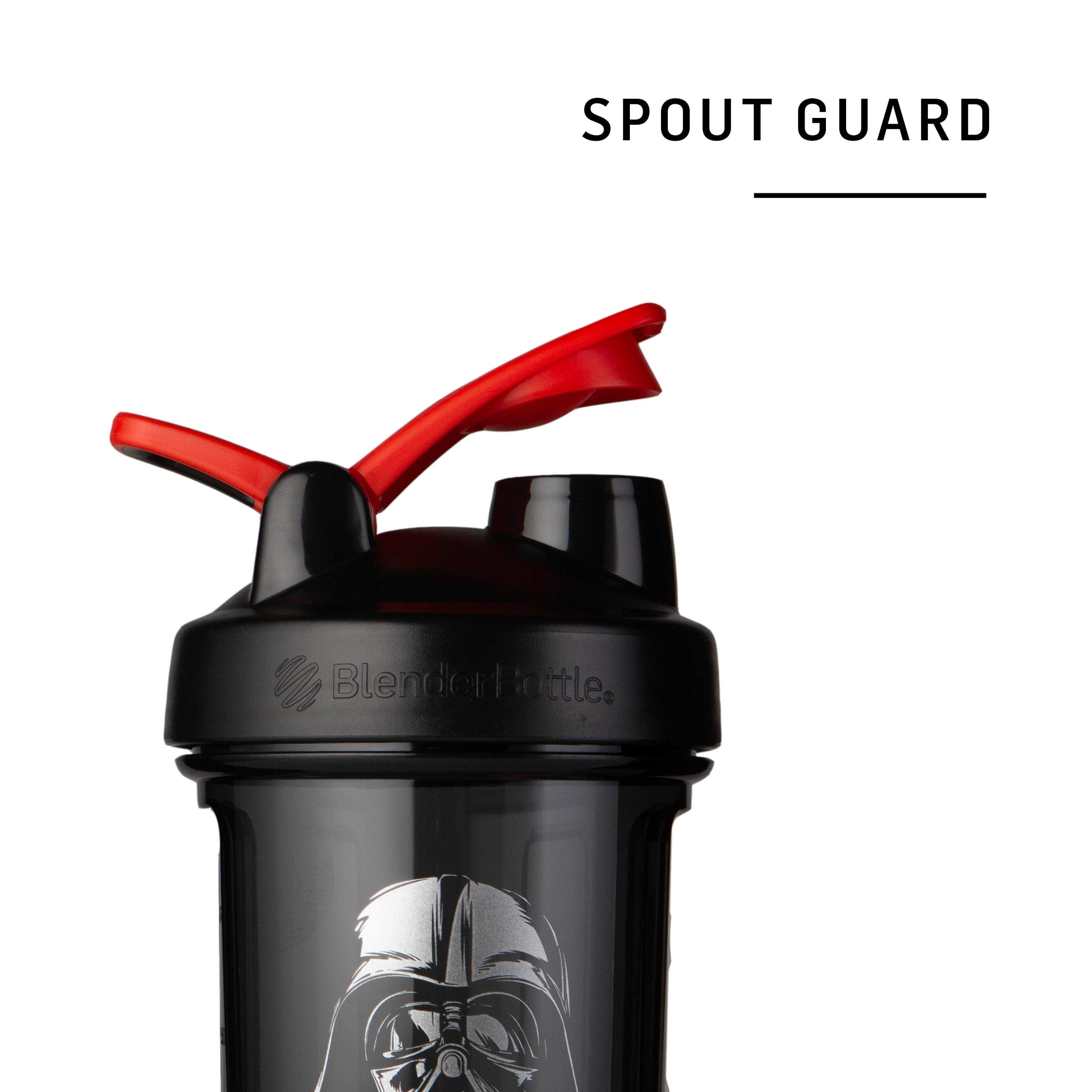 BlenderBottle en uso en gimnasio mezclando proteína rápidamente y sin fugas