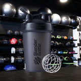 Detalle del BlenderBall de acero 316 de BlenderBottle para mezclas sin grumos