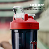 BlenderBottle en uso en gimnasio preparando batido, conveniente y segura