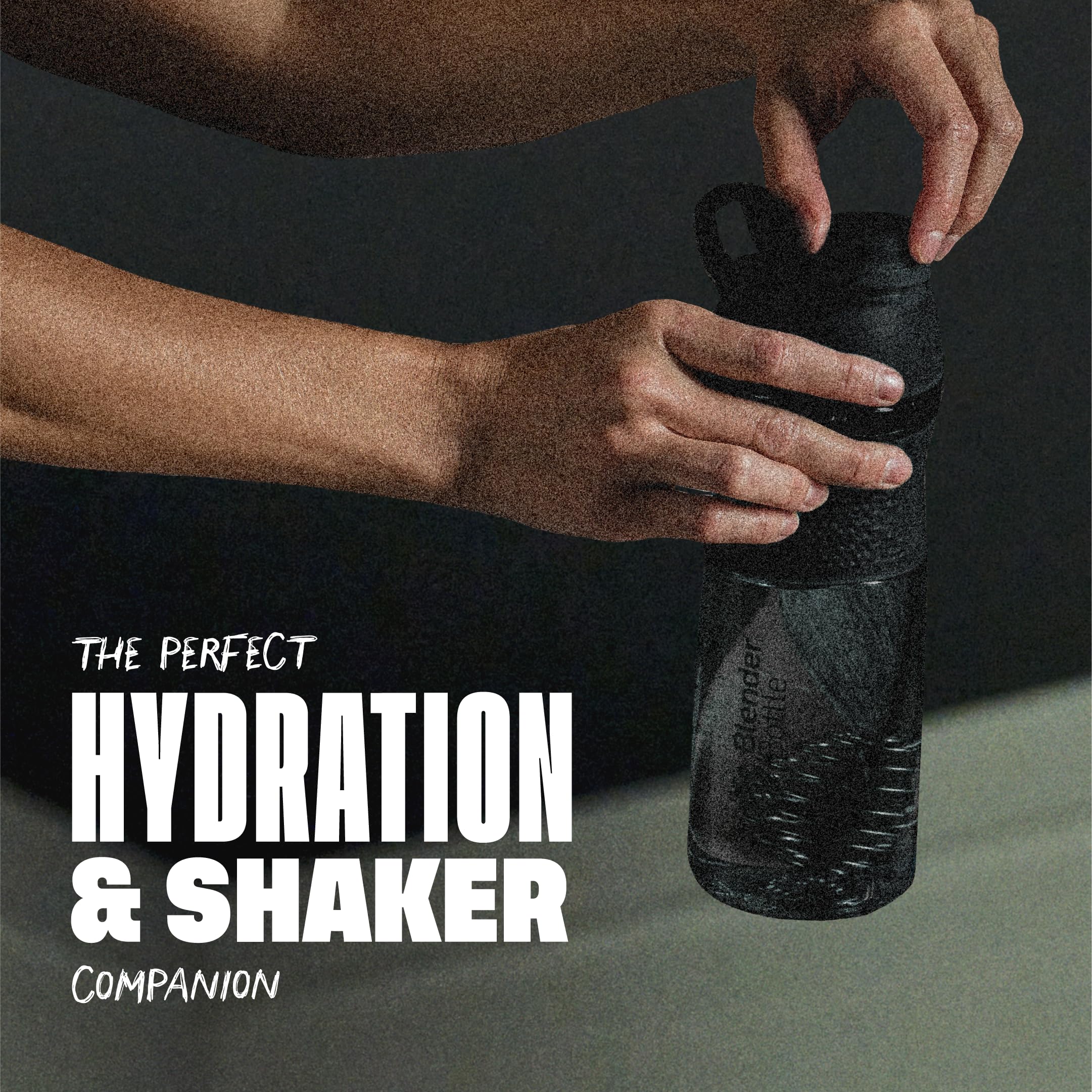 BlenderBottle en uso en gimnasio, mezcla rápida de proteína antes de entrenar