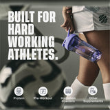 BlenderBottle en uso en gimnasio colgada del bolso, transporte cómodo