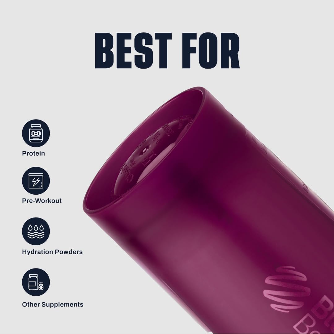 Persona usando BlenderBottle Classic V2 en el gimnasio para preparar un batido rápido