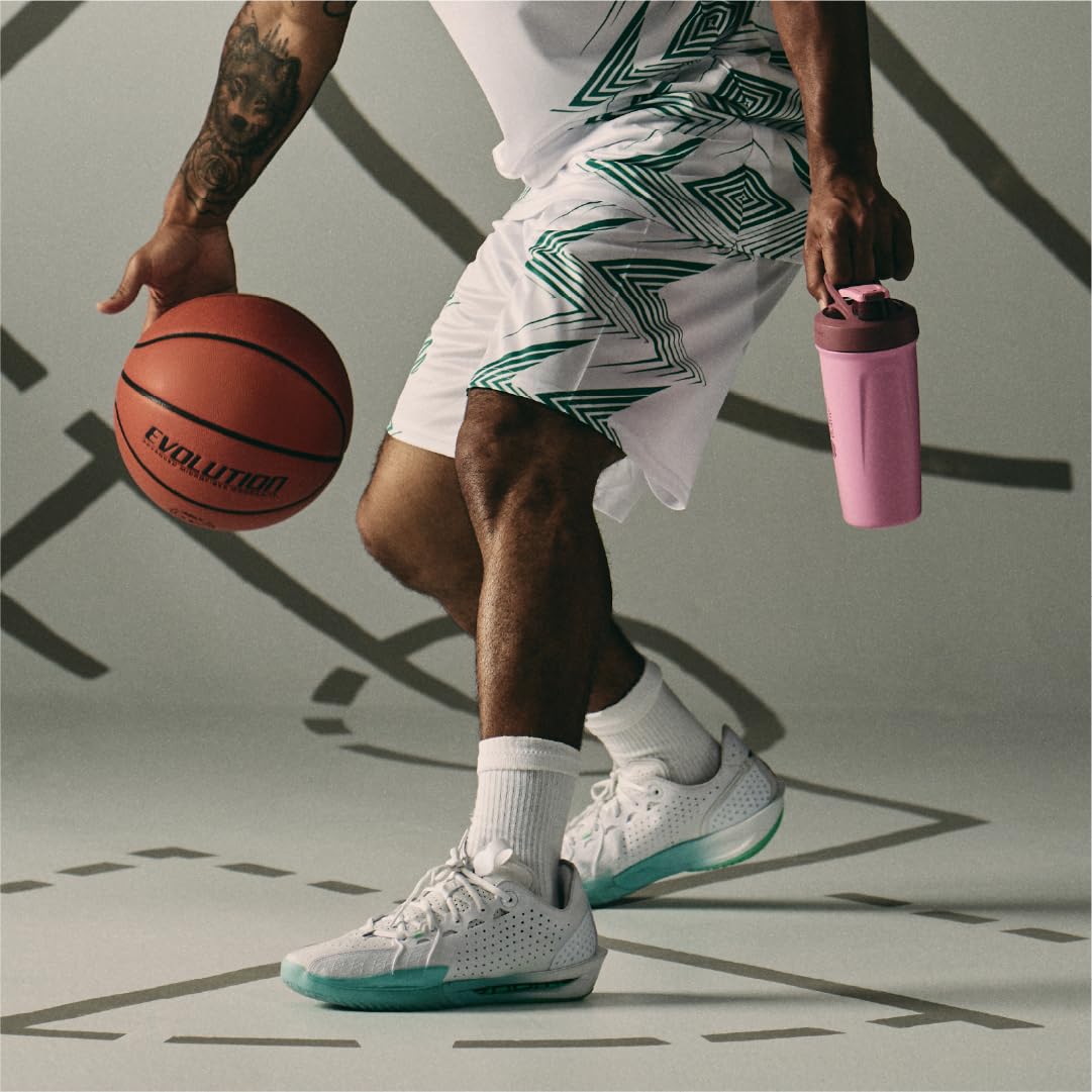 BlenderBottle comparación de tamaño mostrando 24 onzas y ergonomía de la asa