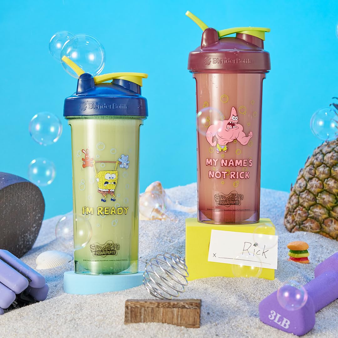 BlenderBottle Pro28 junto a una botella de referencia mostrando 28 oz, BlenderBottle demuestra su tamaño práctico