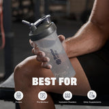 BlenderBottle sostenida en mano para mostrar escala y portabilidad cotidiana