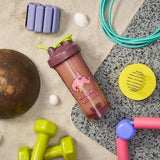 BlenderBottle Pro28 en uso en gimnasio, mezcla rápida y transporte cómodo