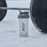 BlenderBottle en mochila deportiva junto a equipo, ideal para entrenamientos