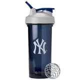 BlenderBottle vista frontal edición New York Yankees con diseño gris y azul, transporte fácil
