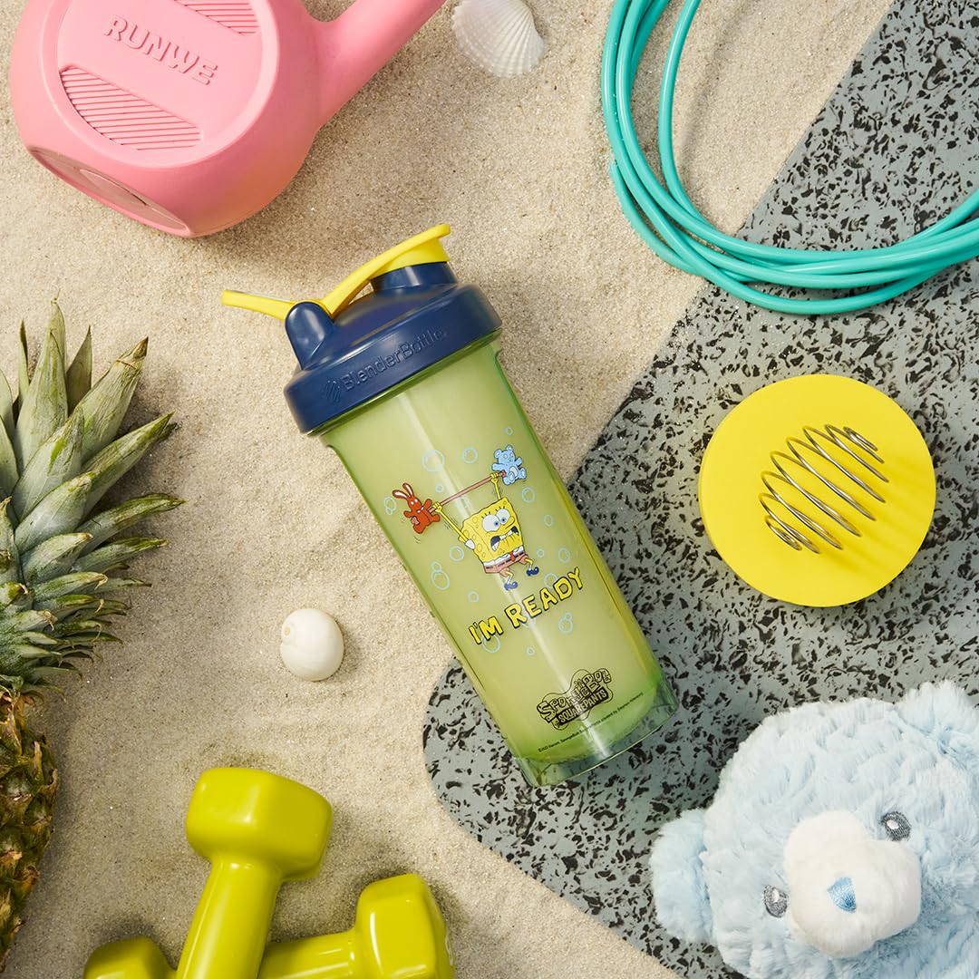 BlenderBottle Pro28 en uso en gimnasio con mezclas, BlenderBottle facilita batidos sobre la marcha