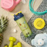 BlenderBottle Pro28 en uso en gimnasio con mezclas, BlenderBottle facilita batidos sobre la marcha