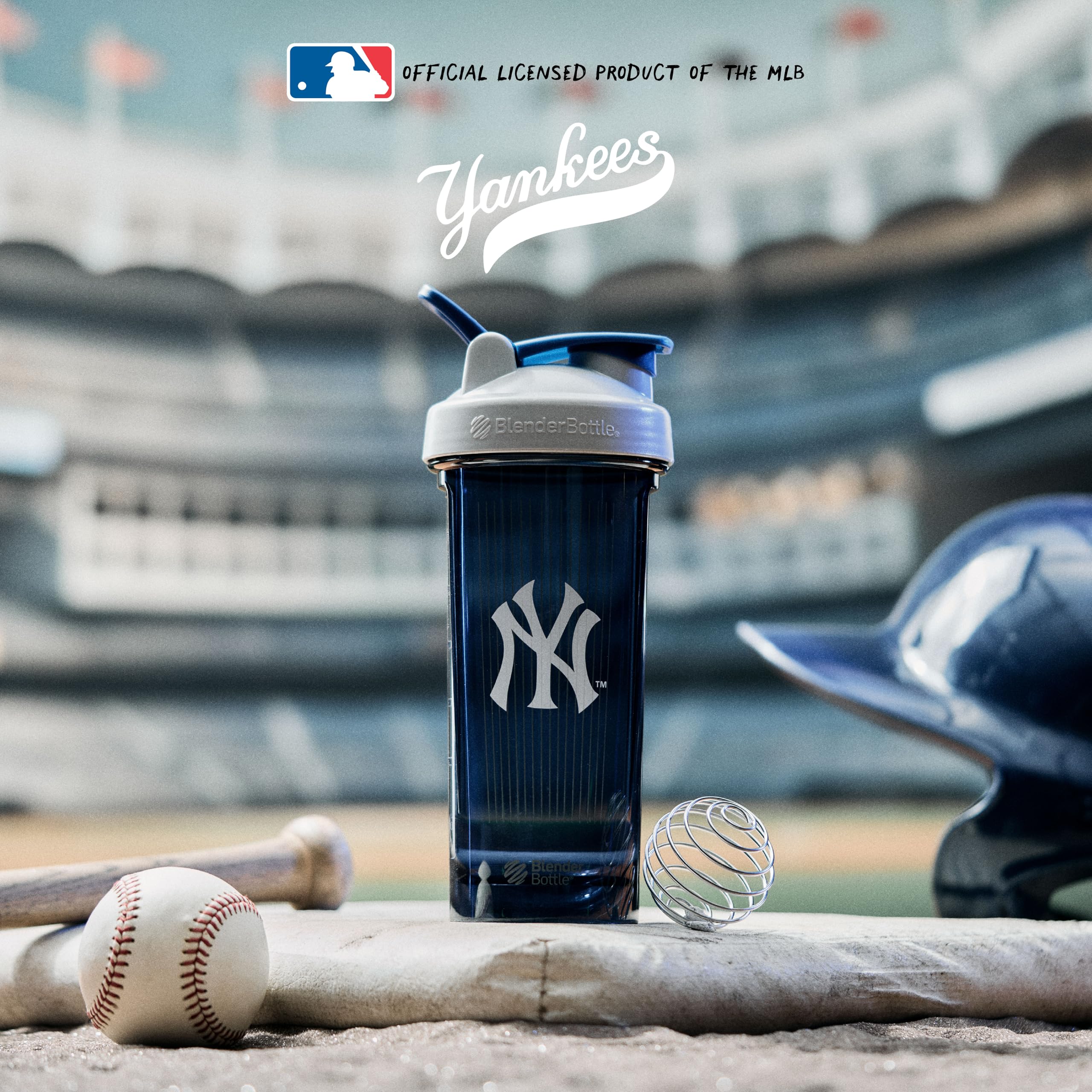 BlenderBottle en uso sobre banco de gimnasio con correa de transporte, ideal en movimiento