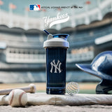 BlenderBottle en uso sobre banco de gimnasio con correa de transporte, ideal en movimiento