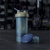 BlenderBottle ProStak en uso durante entrenamiento portátil y práctico