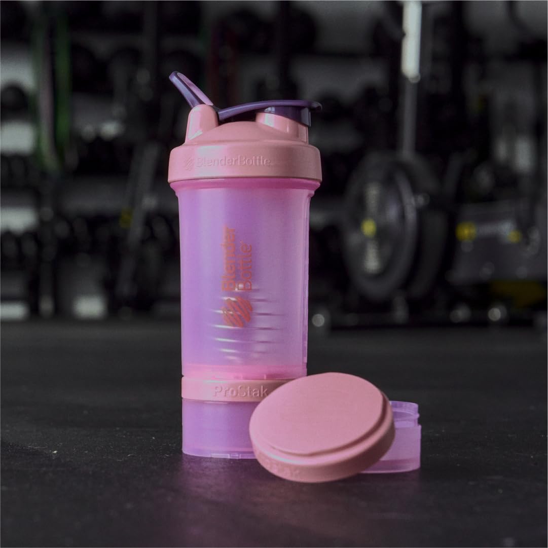 BlenderBottle ProStak en mochila de gimnasio ilustrando uso práctico y portátil