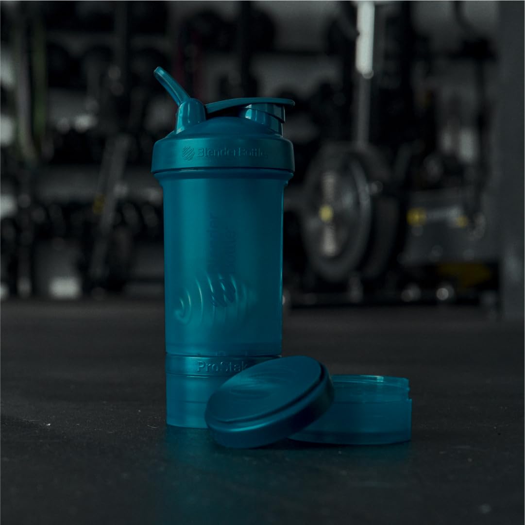 BlenderBottle ProStak en uso en gimnasio fácil de llevar y práctico