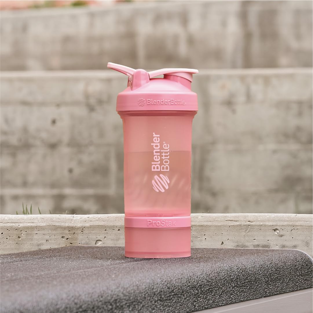 BlenderBottle ProStak en uso durante entrenamiento, mezcla rápida y portátil