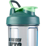 BlenderBottle comparación de tamaño junto a una mano y portavasos para escala