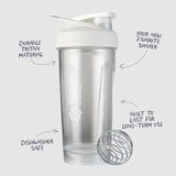 Primer plano de la BlenderBall de acero inoxidable en la BlenderBottle Strada para mezclas homogéneas