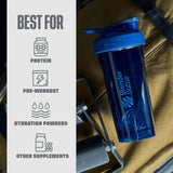 BlenderBottle Strada comparación de tamaño junto a una botella para referencia de capacidad