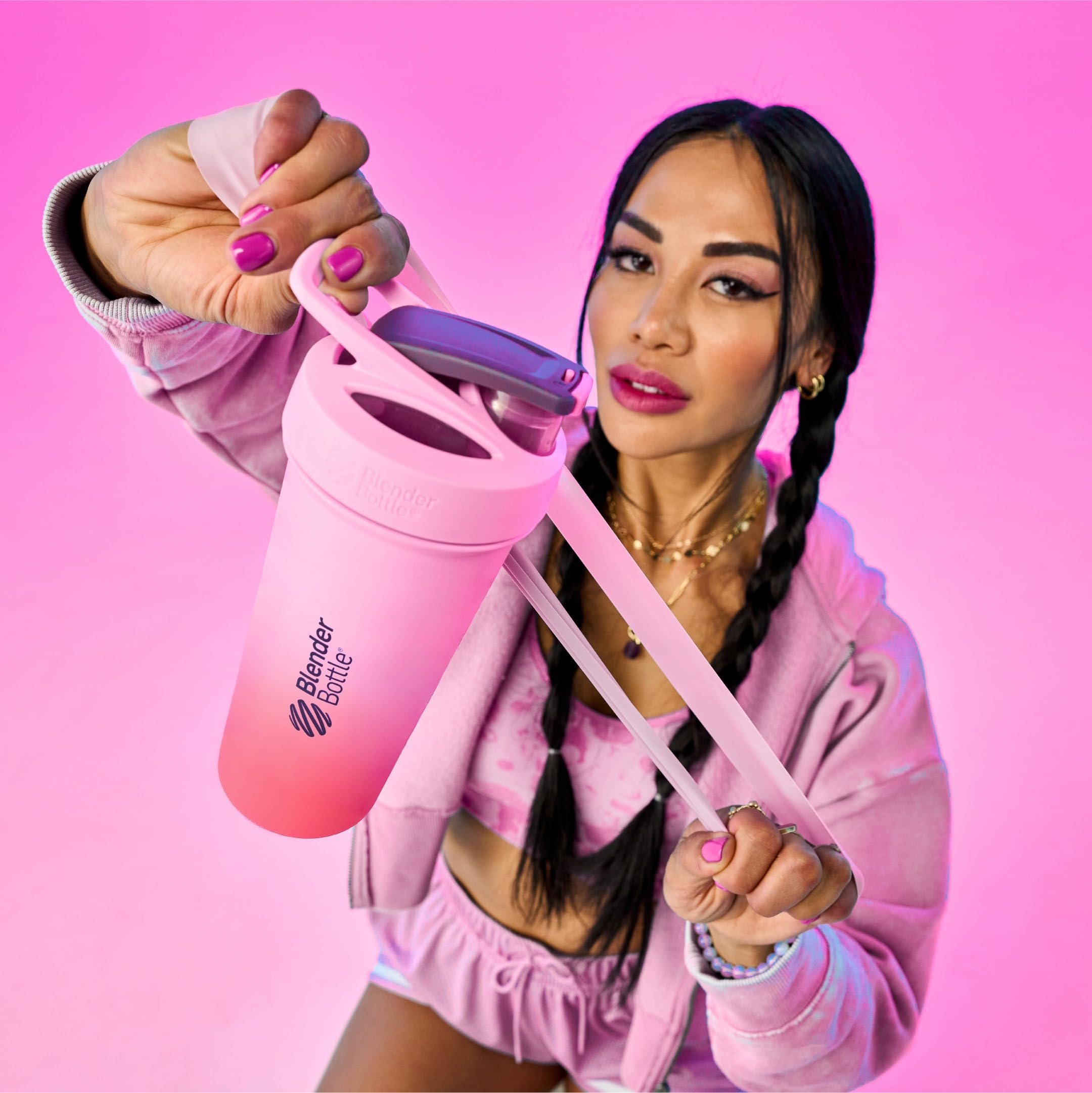 BlenderBottle Strada en uso durante entrenamiento mostrando portabilidad y practicidad