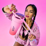 BlenderBottle Strada en uso durante entrenamiento mostrando portabilidad y practicidad