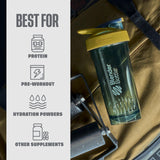 BlenderBottle Strada siendo usada en el gimnasio para preparar un batido rápido