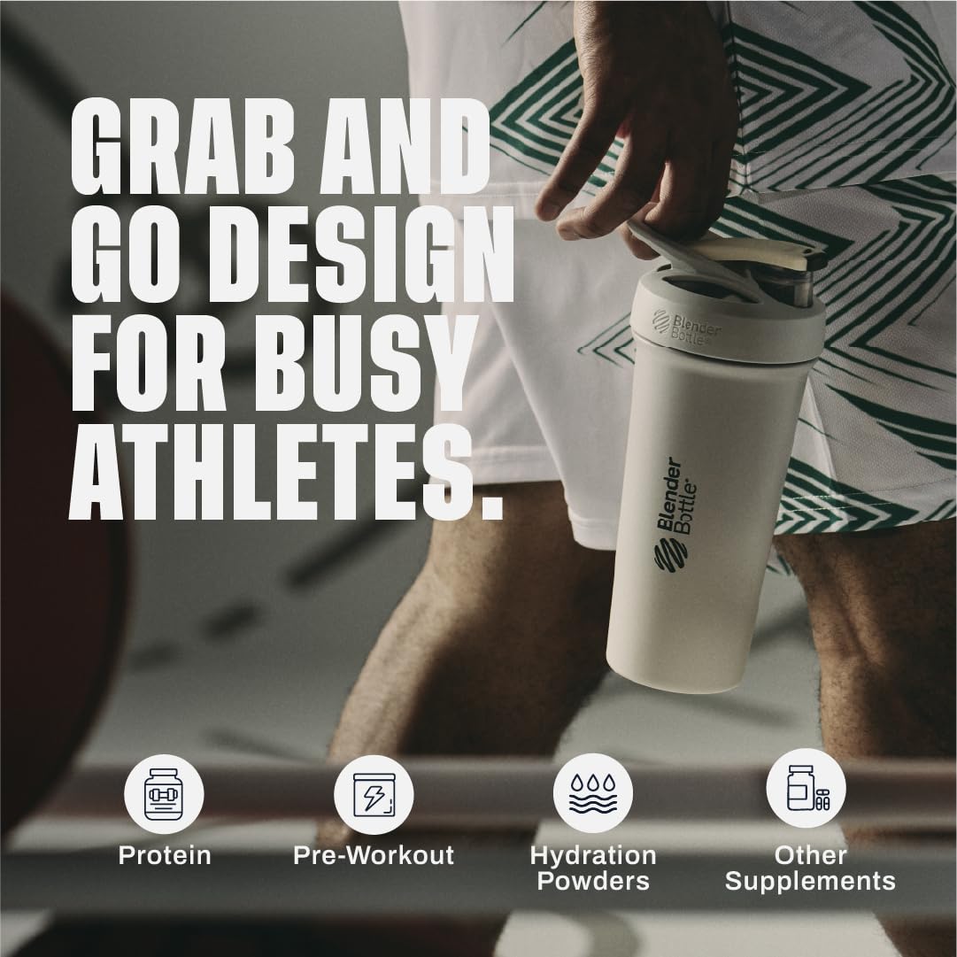 BlenderBottle Strada Sleek en uso durante entrenamiento ofreciendo mezcla rápida y fría