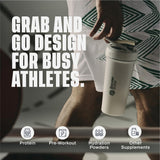 BlenderBottle Strada Sleek en uso durante entrenamiento ofreciendo mezcla rápida y fría