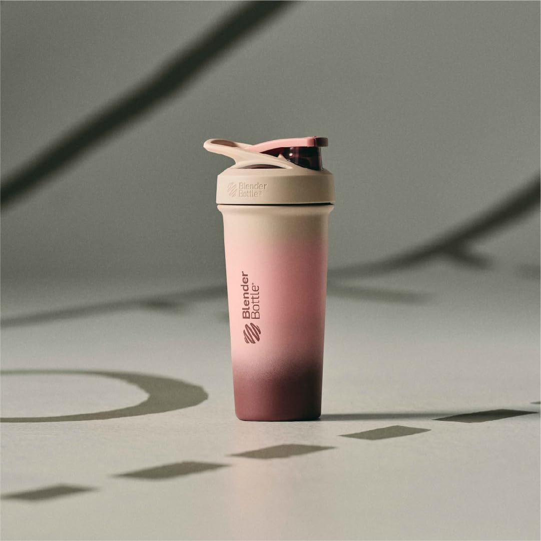 BlenderBottle Strada Sleek en uso lifestyle durante entrenamiento para hidratación prolongada