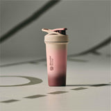 BlenderBottle Strada Sleek en uso lifestyle durante entrenamiento para hidratación prolongada