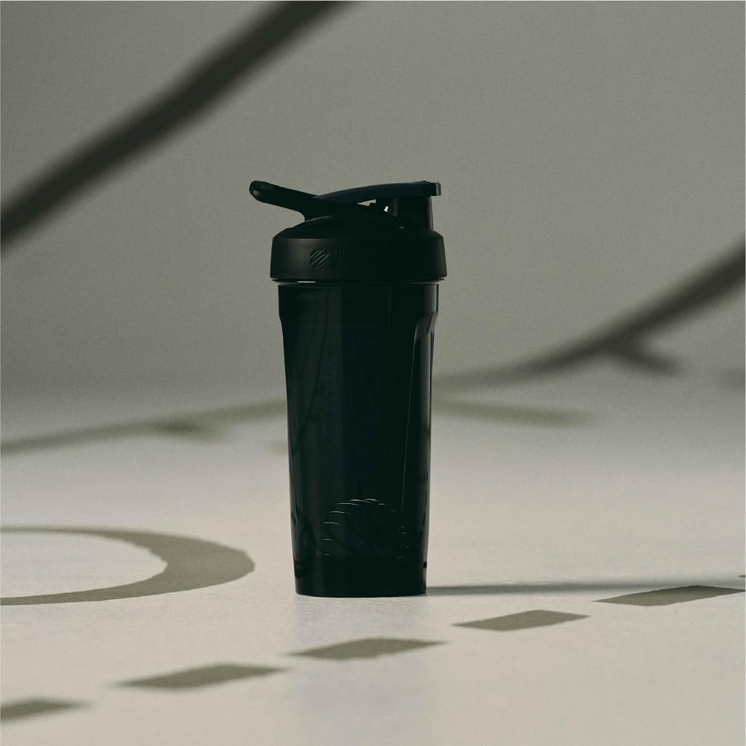 BlenderBottle en gimnasio con asa enganchada al bolso para llevar