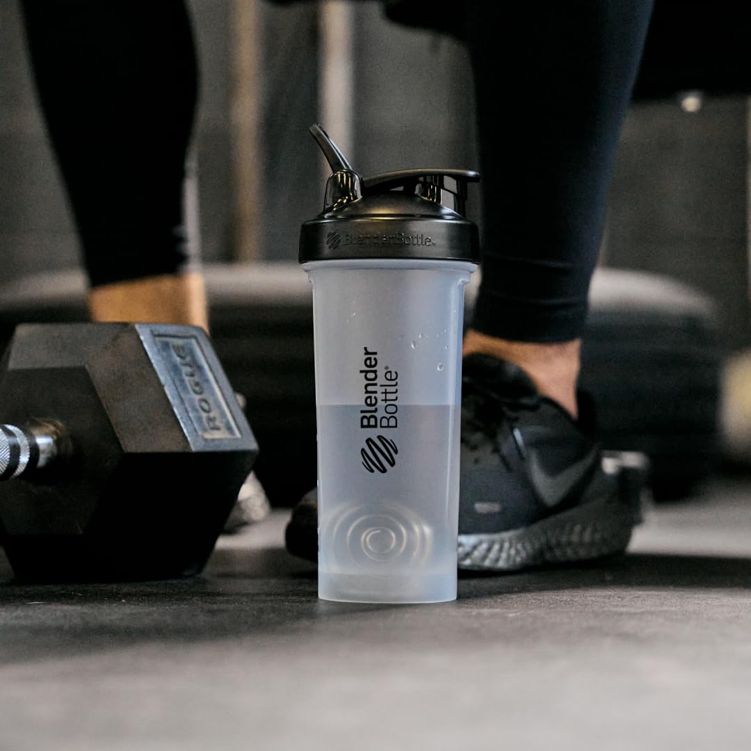 BlenderBottle en uso en el gimnasio mostrando transporte y conveniencia