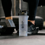BlenderBottle en uso en el gimnasio mostrando transporte y conveniencia
