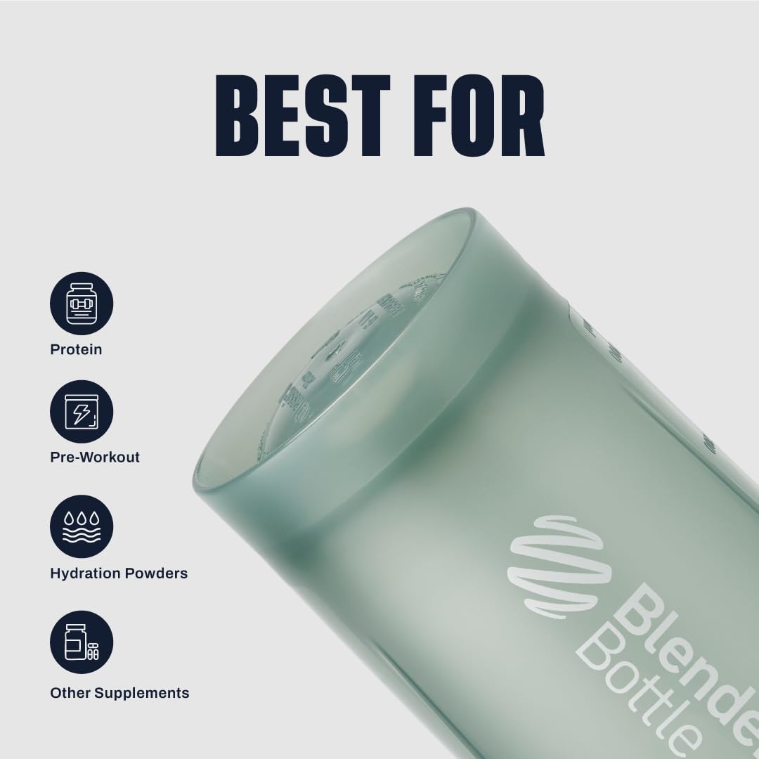 BlenderBottle en gimnasio siendo agitada para preparar batido rápido