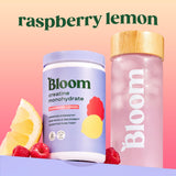 Polvo micronizado Bloom Nutrition en primer plano, fácil disolución visible