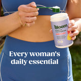 Mujer usando creatina Bloom Nutrition en el gimnasio para mejorar rendimiento