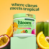 Bloom Nutrition primer plano del polvo verde, textura fina para mezcla rápida